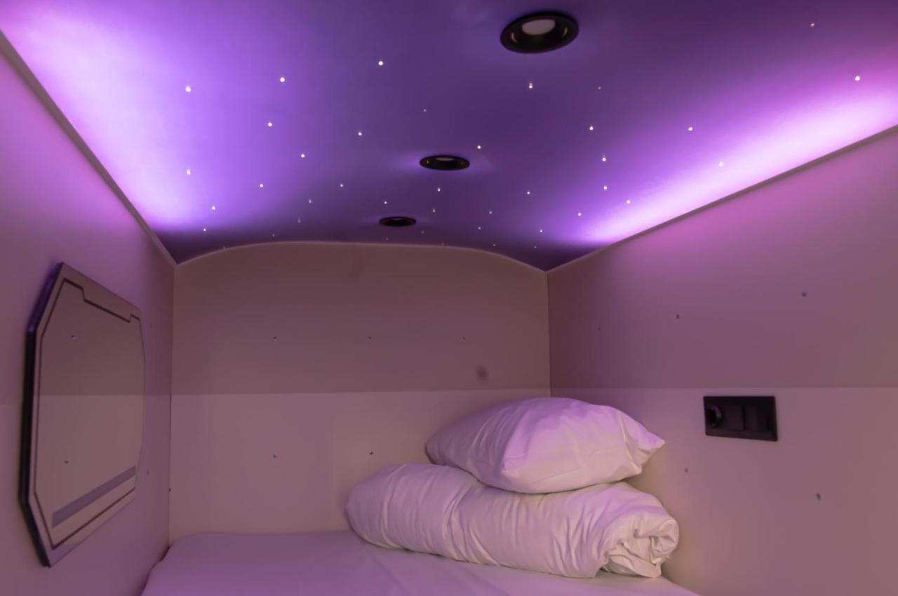 Av-2 Capsule Hotel Kyiv Exterior photo